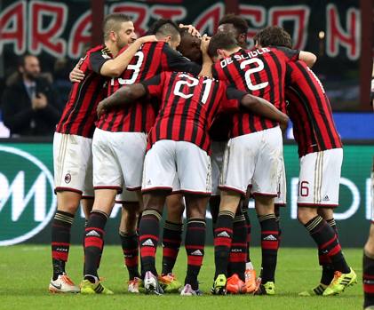 L'abbraccio collettivo della squadra. Ansa